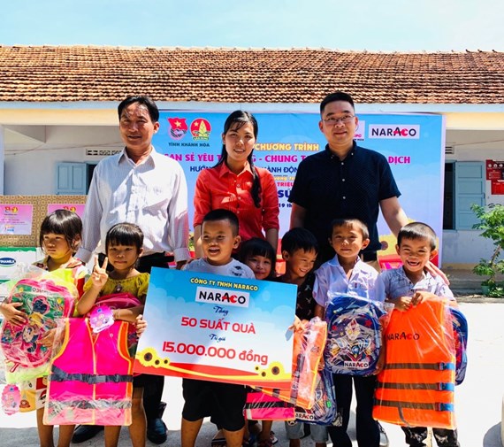Công ty TNHH Naraco đã đóng góp phần quà trị giá 15 triệu đồng cho học sinh Điệp Sơn